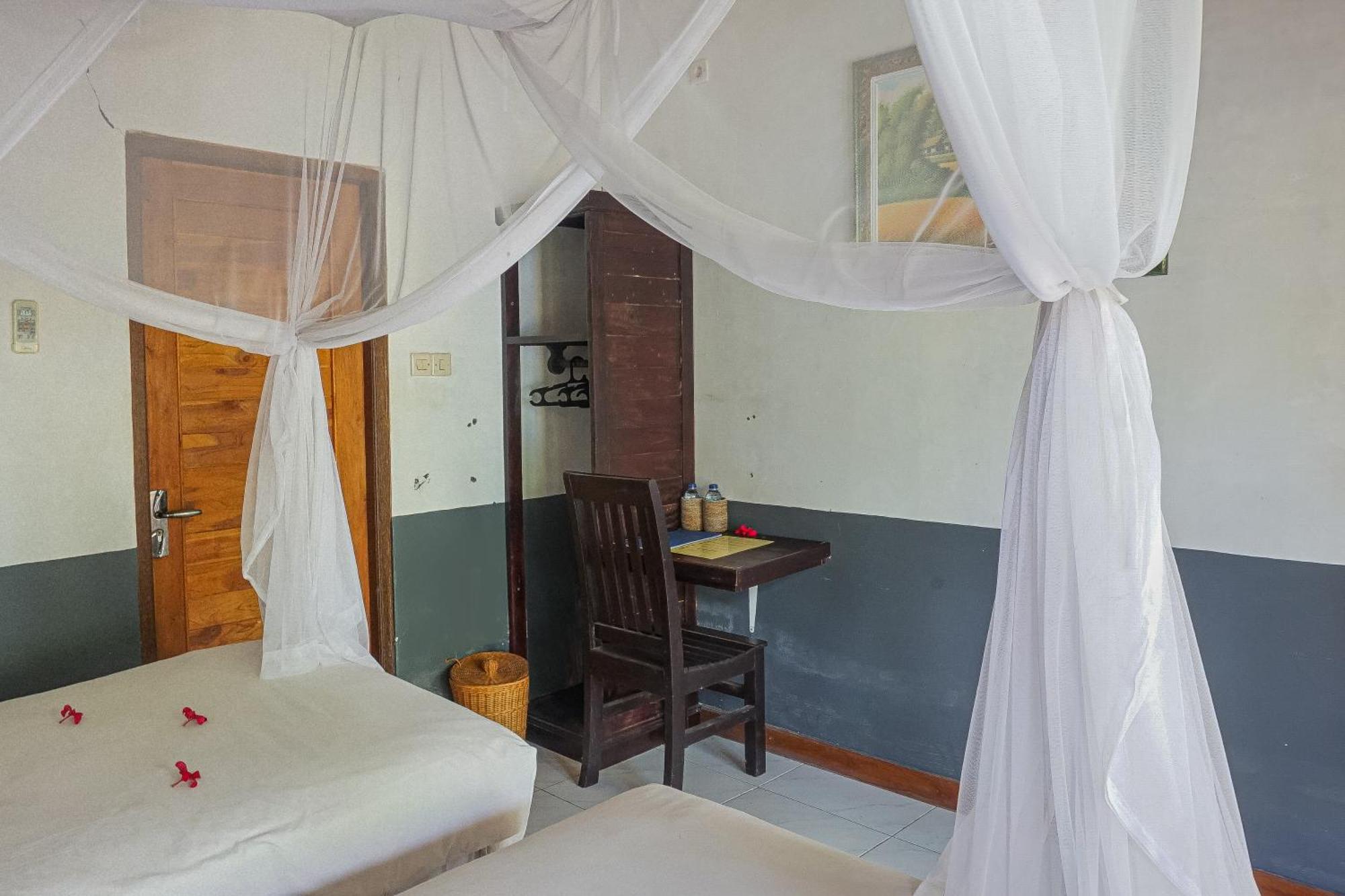 Made Taro - Menjangan Homestay Banyuwedang Exterior photo