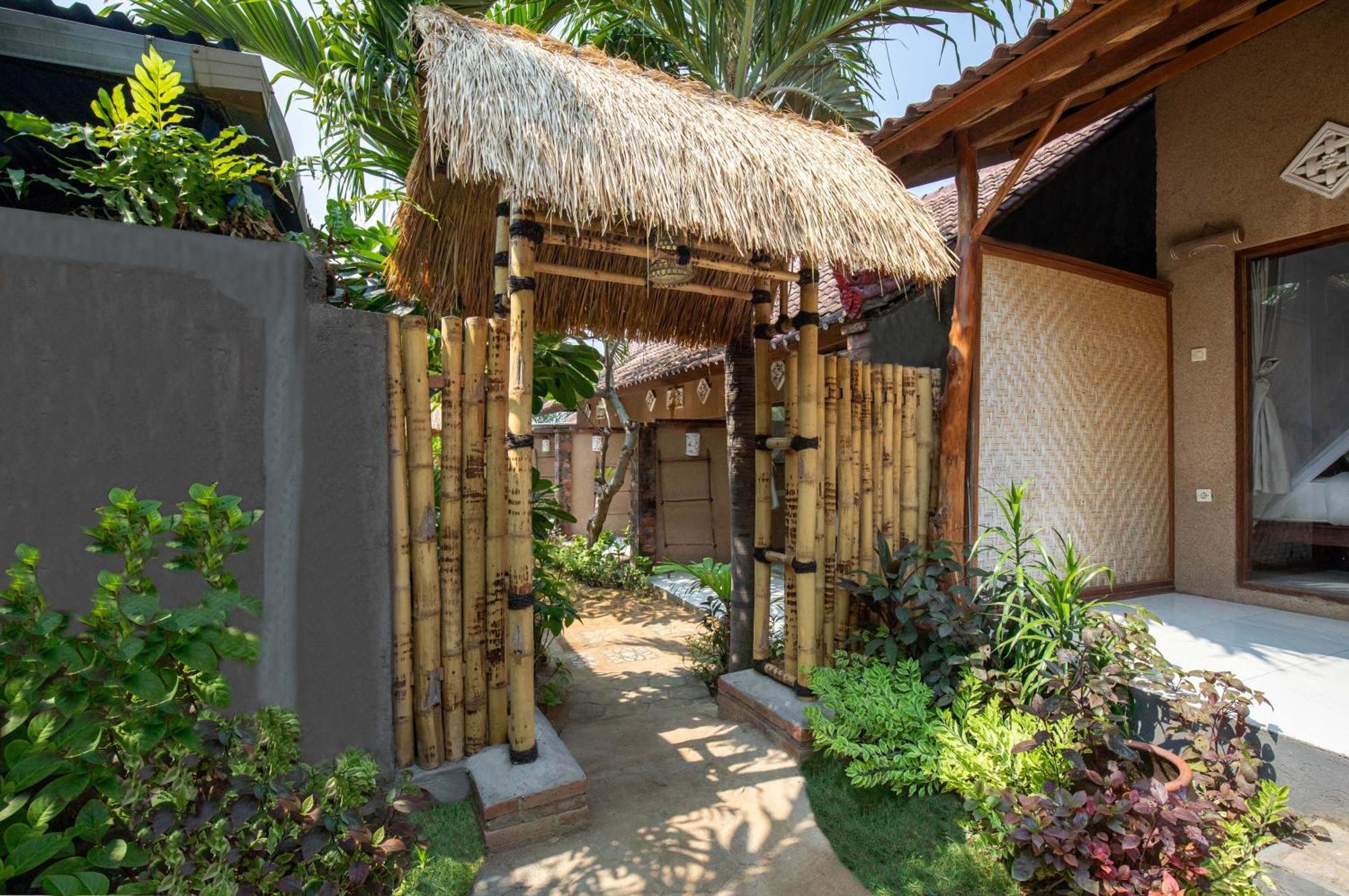 Made Taro - Menjangan Homestay Banyuwedang Exterior photo